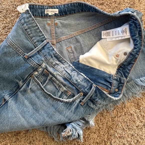NWT Good American Good '90s Denim Shorts Medium Wash Raw Hem 
size 16 - Picture 8 of 12